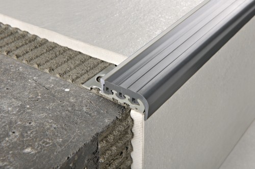 Listwa wykończeniowa schodowa aluminiowa z nakładka gumową, czarna 10mm x 2700mm — FLAS-BL10(C) — zdjęcie 1