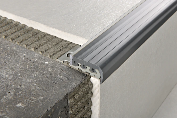 Listwa wykończeniowa schodowa aluminiowa z nakładka gumową, czarna 10mm x 2700mm — FLAS-BL10(C) — zdjęcie 1